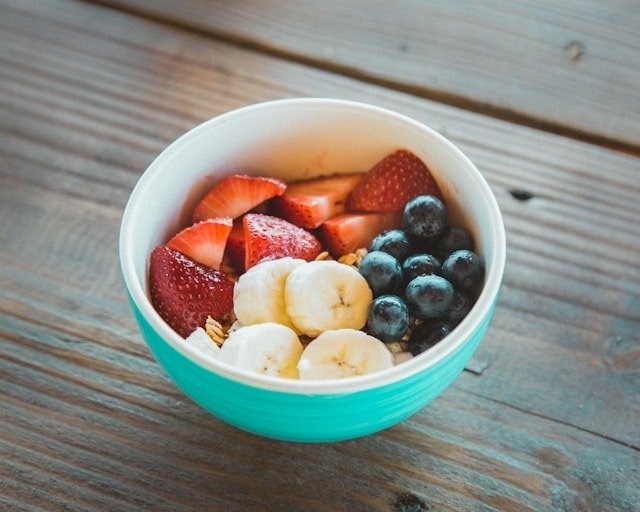 Saiba como o consumo de frutas beneficia o intestino e a imunidade