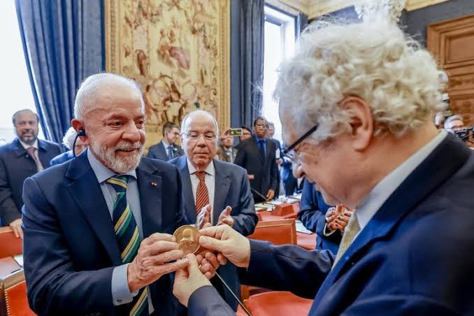 Lula, da fábrica à Academia Francesa: o mundo reconhece, a elite brasileira silencia