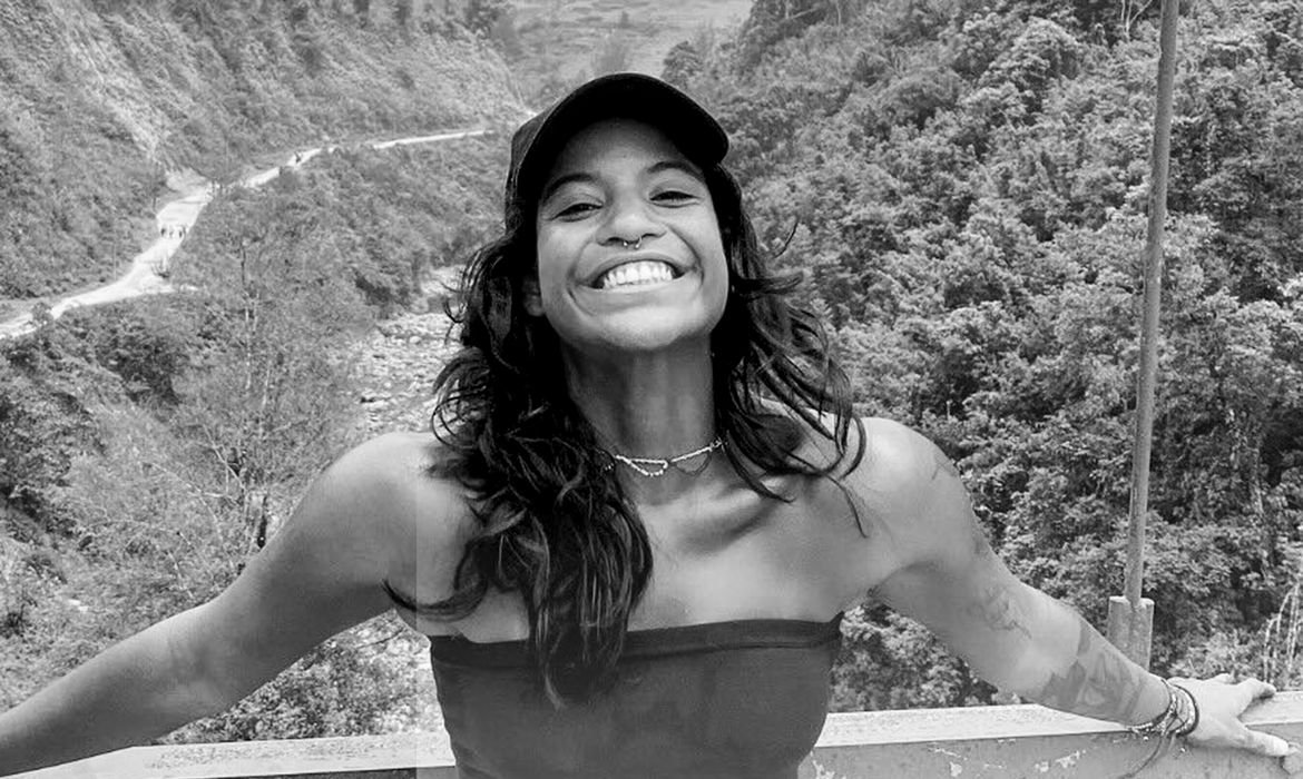 Morre brasileira que caiu em trilha de vulcão na Indonésia