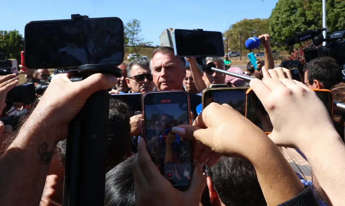 “Suprema humilhação”, diz Bolsonaro após colocar tornozeleira eletrônica