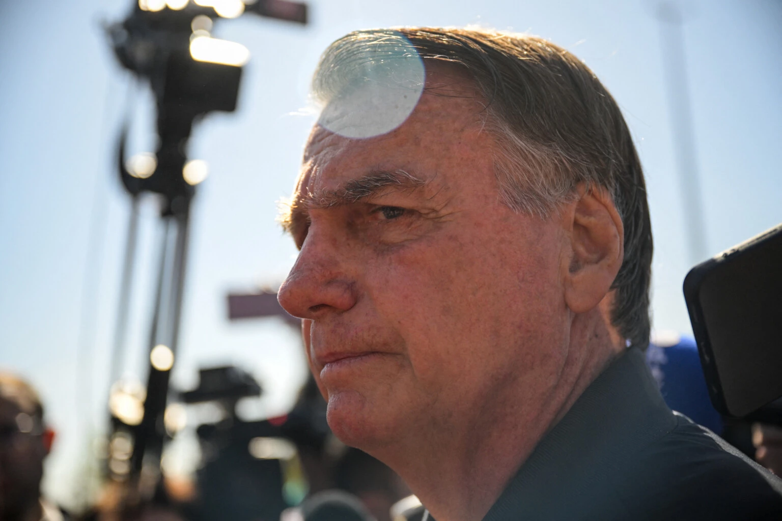 Tornozeleira, choro e caos diplomático: Bolsonaro desmorona sob pressão da Justiça e do tarifaço de Trump
