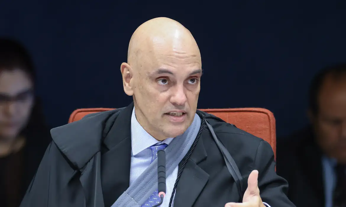 Moraes aponta falta grave e pede posição da PGR sobre prisão de Bolsonaro