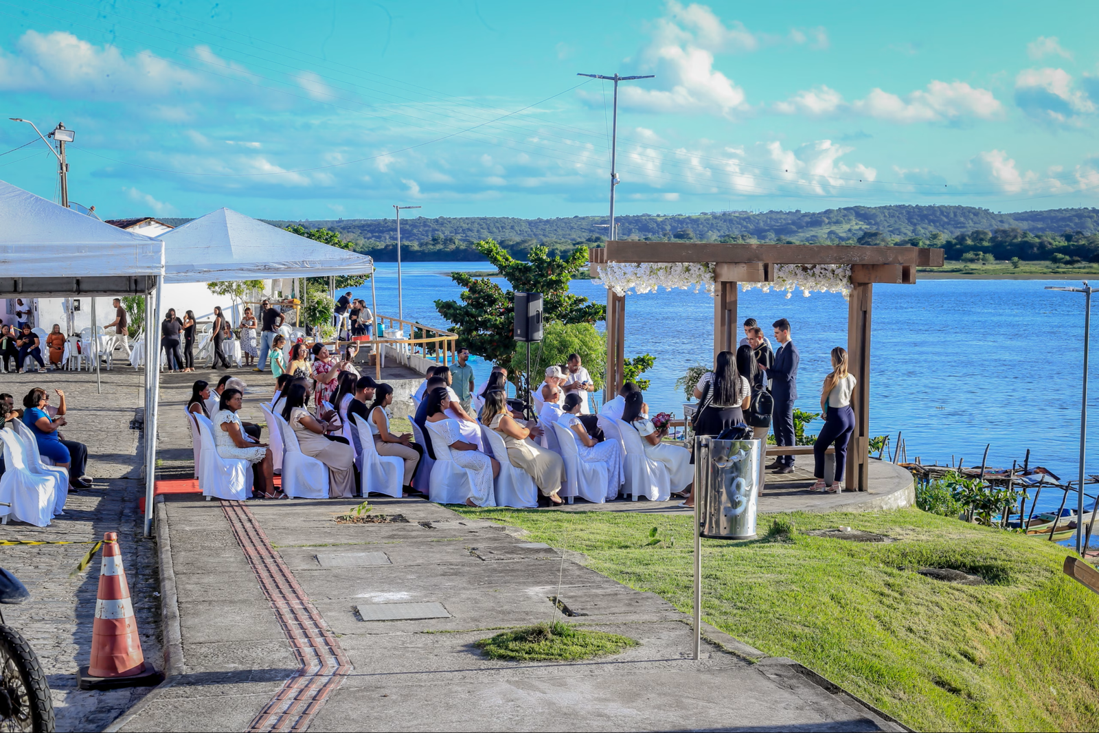 Casamento coletivo une 13 casais à beira do São Francisco, em Penedo