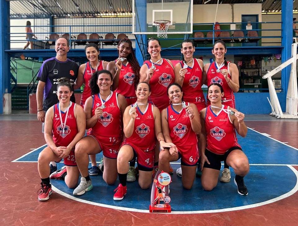 Competição adulto de basquete tem equipes do Master Feminino no pódio