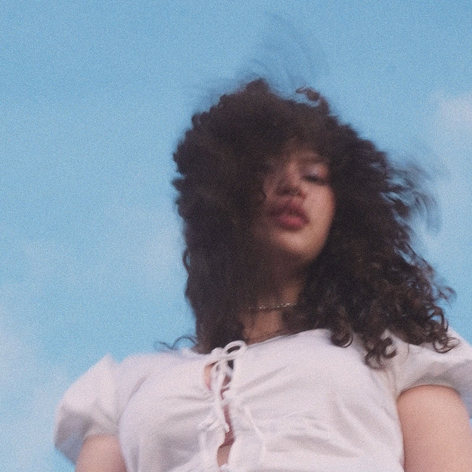 Cantora alagoana mergulha na dualidade da paixão no single “é como o céu quando você me toca”