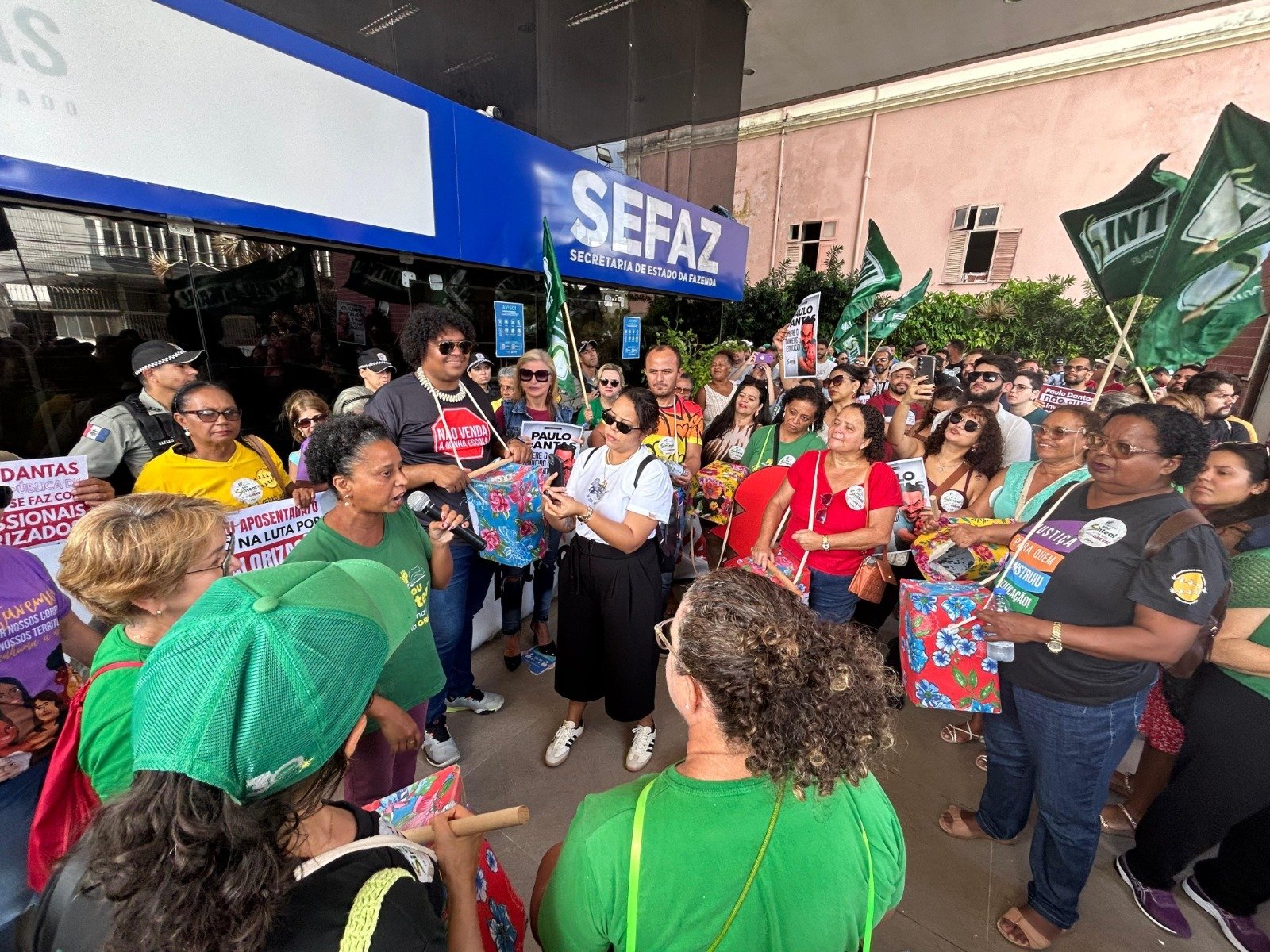 Sinteal protesta na Sefaz em mais um dia de greve da Educação