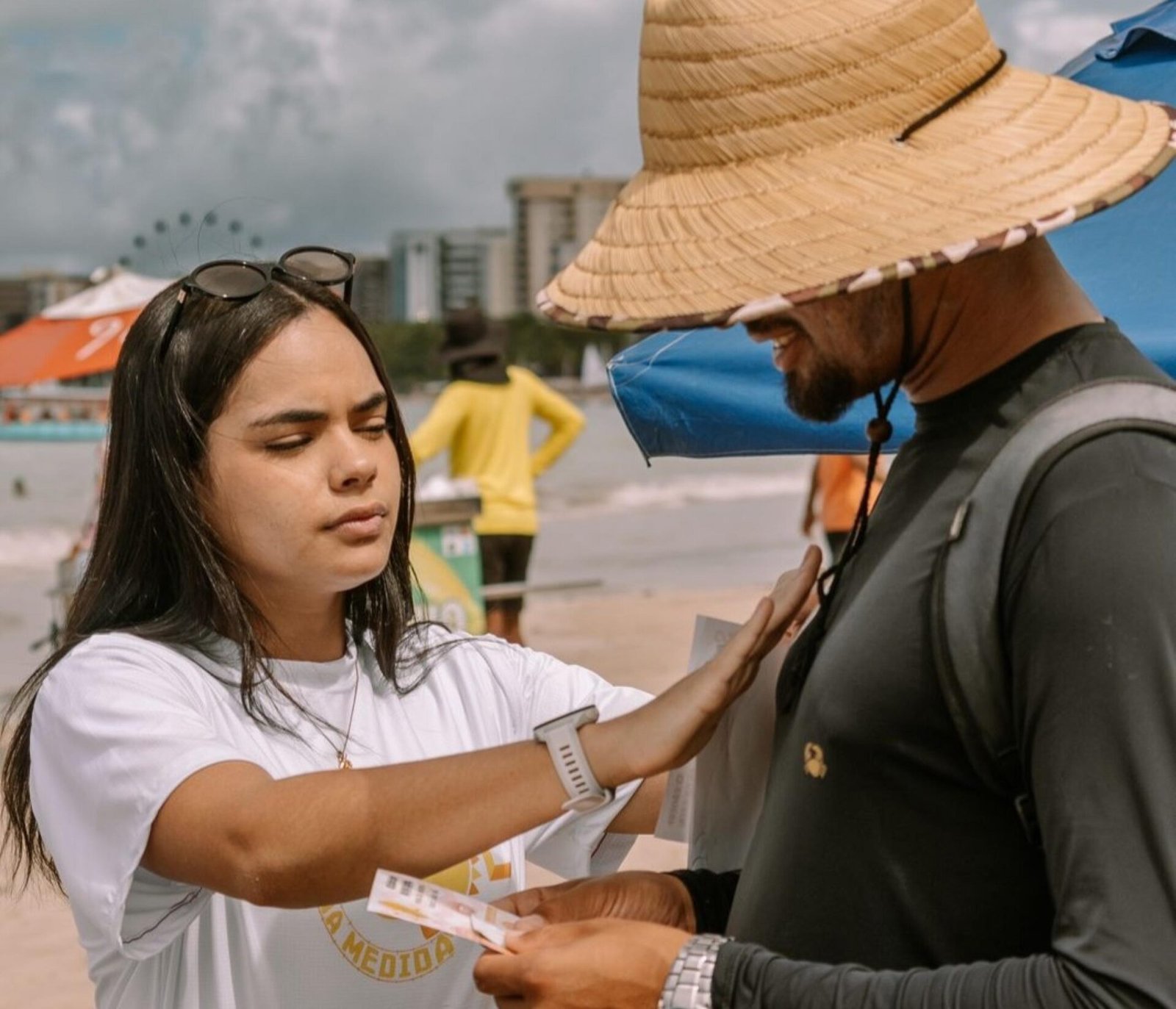 Campanha alerta trabalhadores da Orla Marítima de Maceió sobre os riscos do sol nos lábios