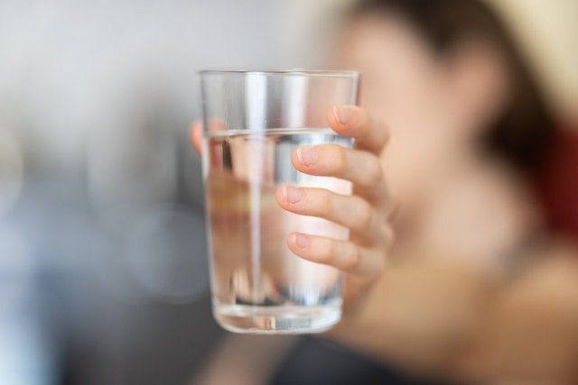 O que há por trás da onda de desconfiança sobre flúor na água