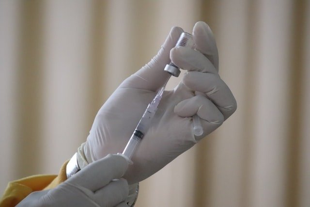 Nova vacina no SUS: o que muda na proteção de bebês contra meningite
