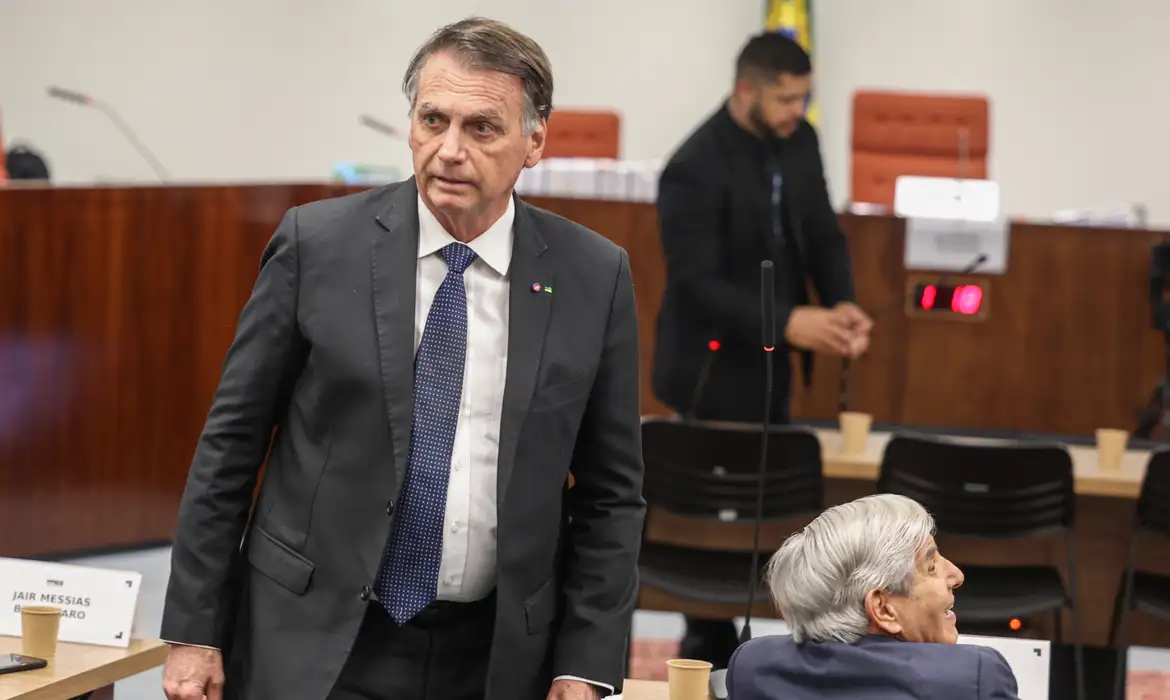 Bolsonaro é proibido de usar celular, receber visitas e interagir nas redes sociais