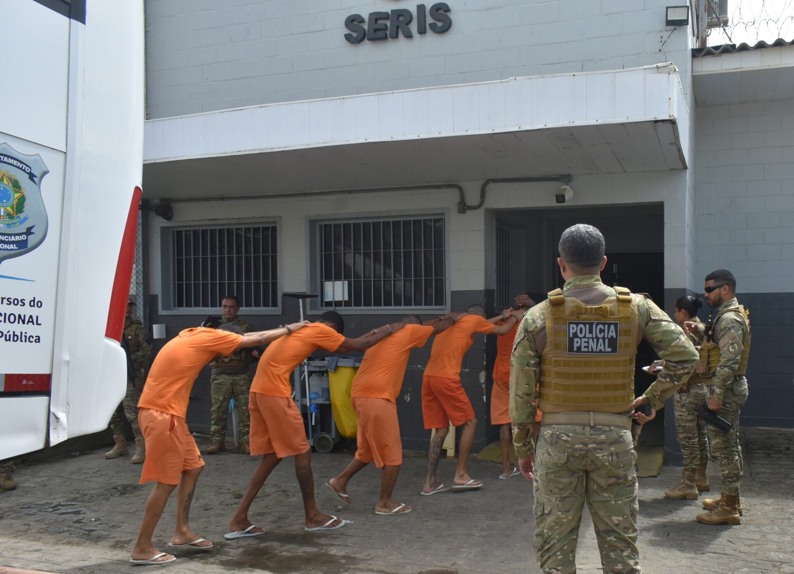 Alagoas transfere 175 presos ligados a facções em megaoperação penitenciária