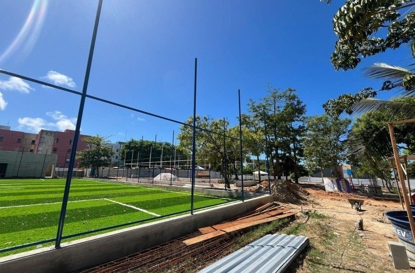 Praças milionárias e escolas sucateadas: as prioridades da gestão JHC em Maceió