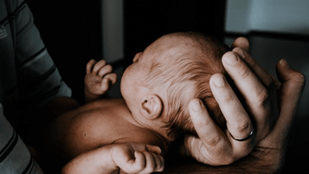 Profissionais da saúde dificultam entrega voluntária para adoção, gerando violências e julgamentos