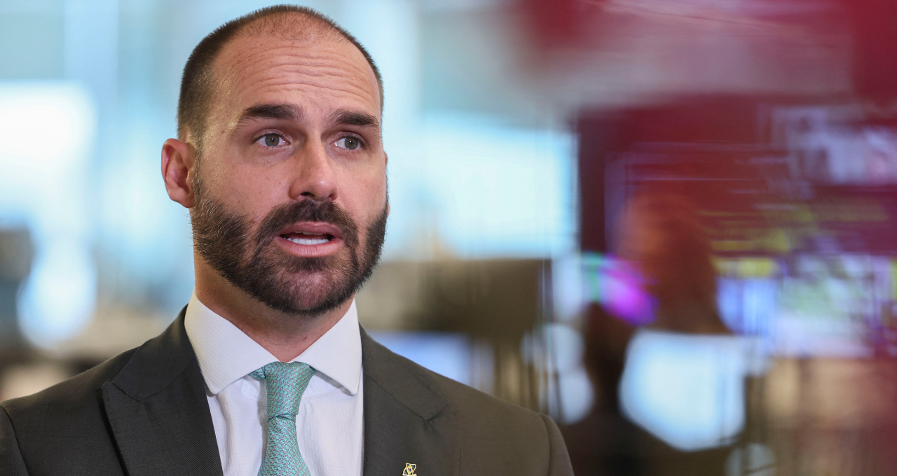 Hugo Motta barra Eduardo Bolsonaro como líder da Minoria e abre caminho para cassação por faltas