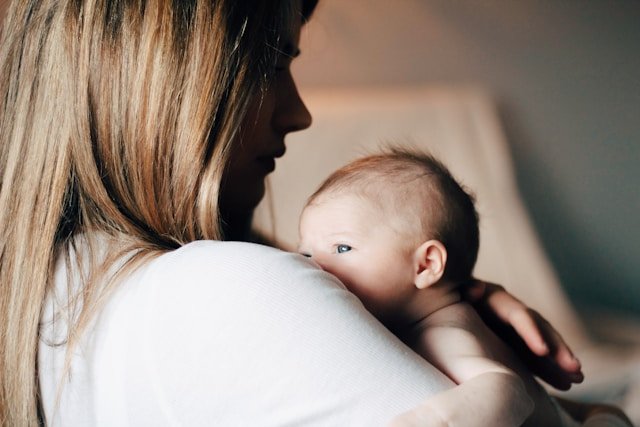 Depressão materna pode comprometer vínculo com bebê e ter efeitos duradouros