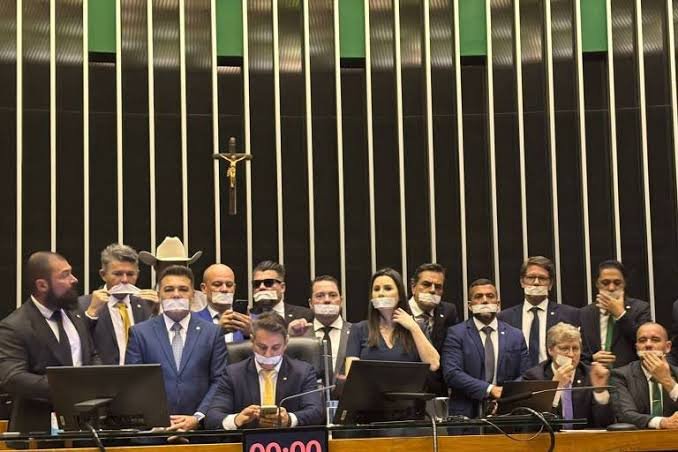 A radicalização bolsonarista e o sequestro simbólico da Câmara