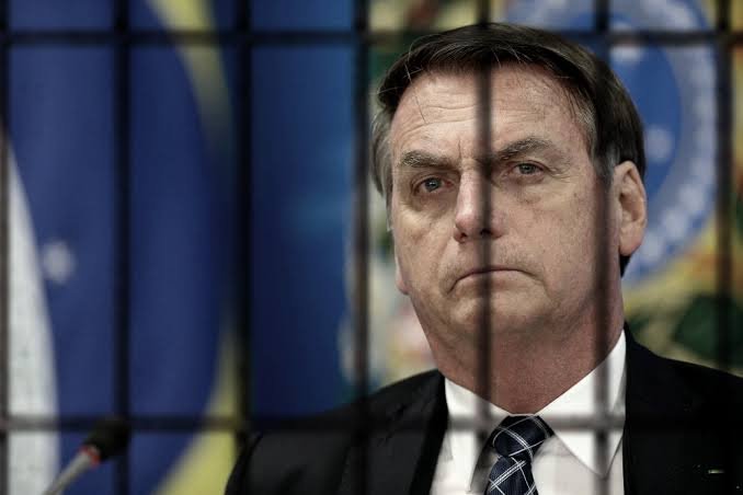 Moraes decreta prisão domiciliar de Bolsonaro