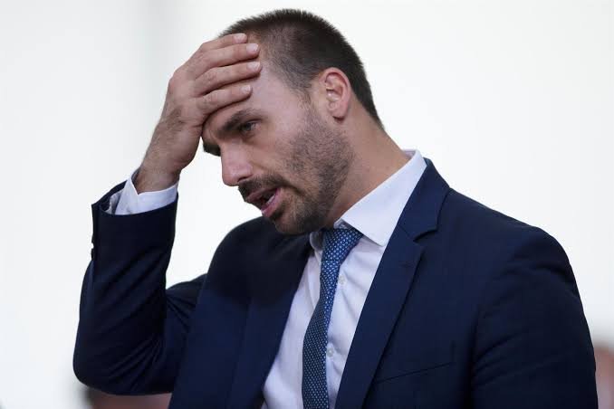Eduardo Bolsonaro ameaça líderes do Congresso em gesto de desespero político