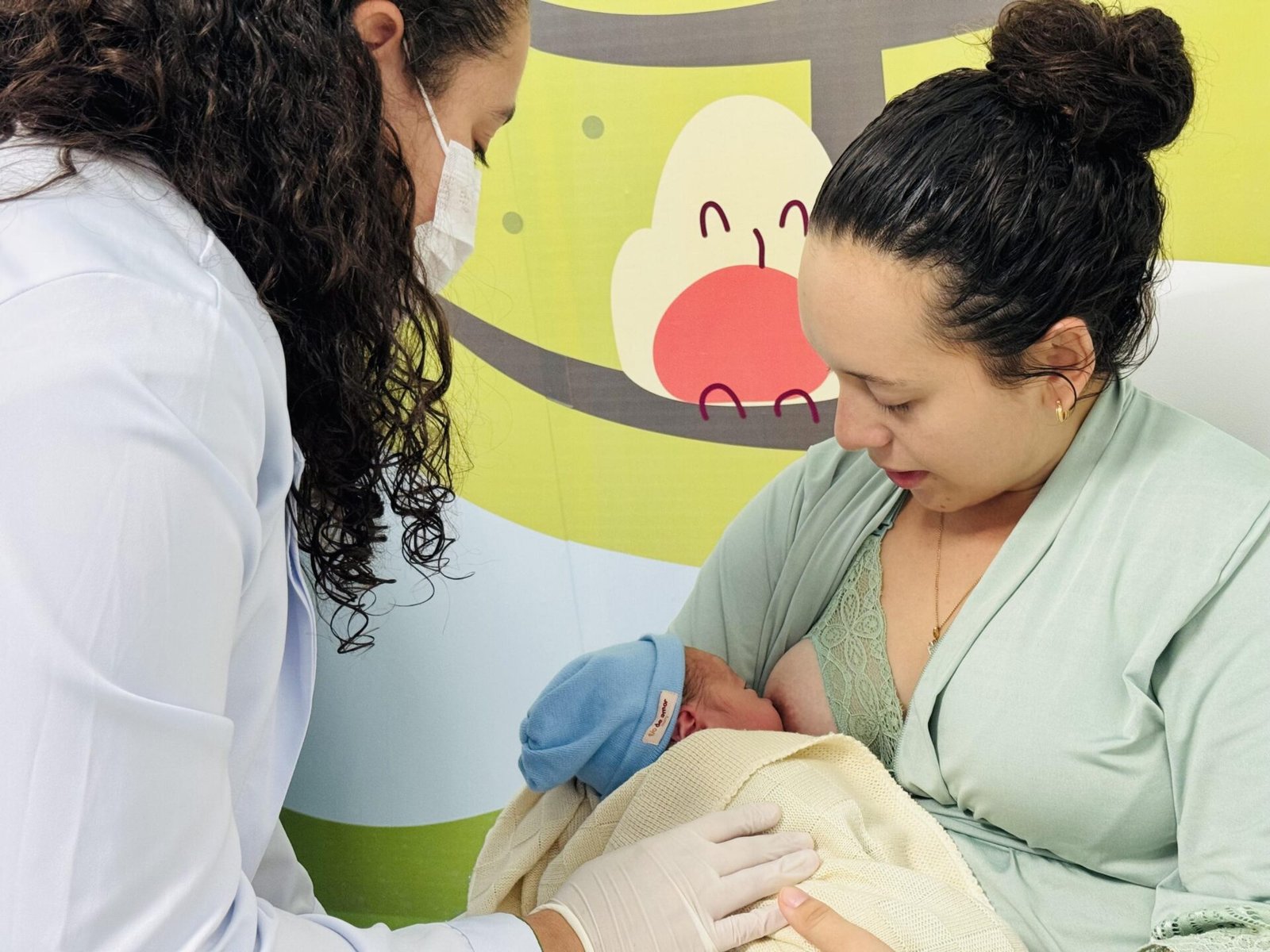 Médica do Hospital da Mulher de Alagoas orienta mães sobre amamentação correta e saudável