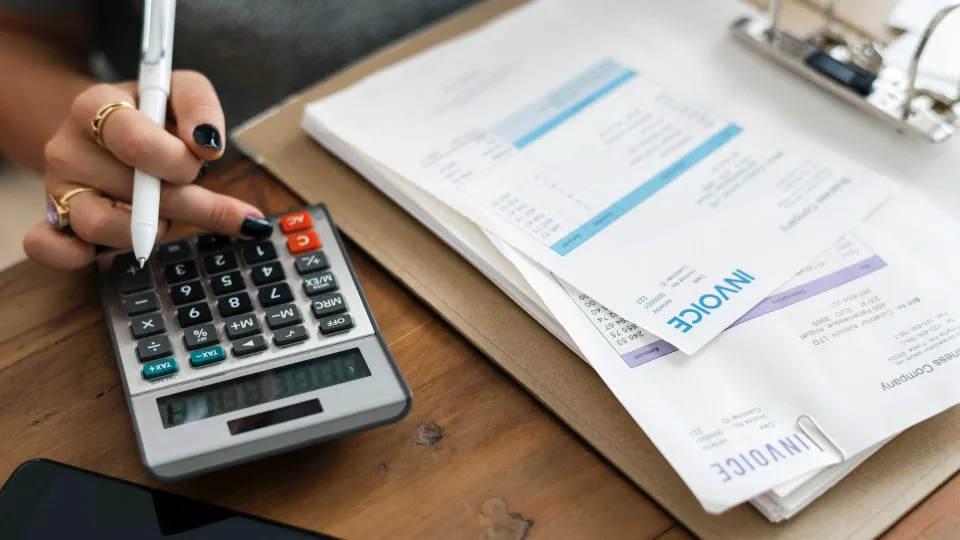 Brasileiro compromete mais de 70% da renda com contas, revela estudo da Serasa