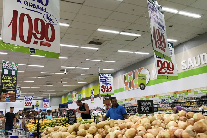 Conta de luz e alimentos derrubam inflação em agosto