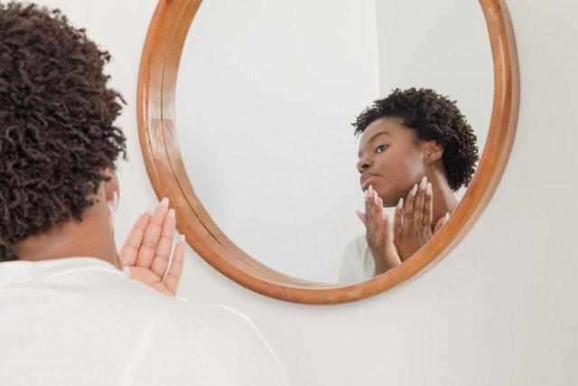 Mulheres com ciclo menstrual irregular têm mais problemas de pele