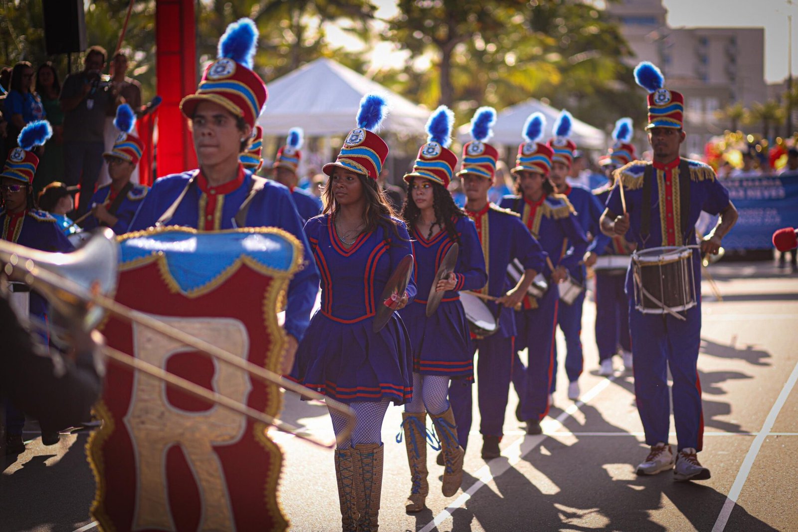 Jaraguá se veste de azul, vermelho e branco no desfile dos 208 anos de Alagoas
