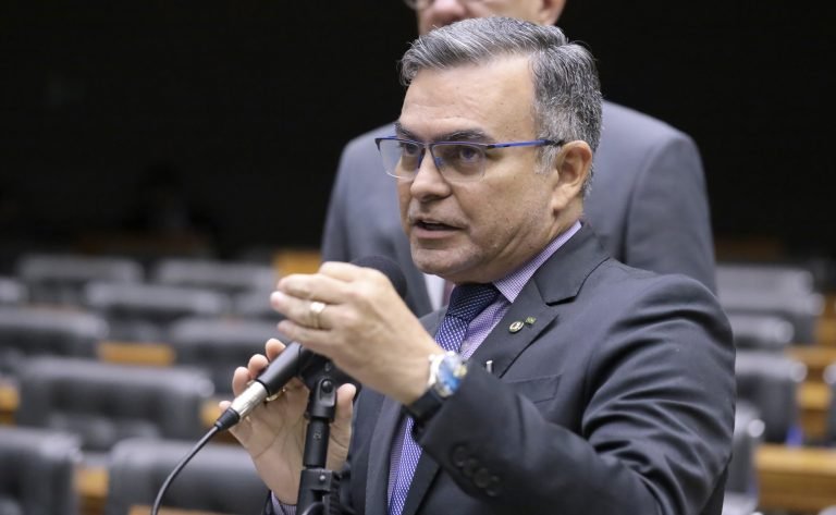 Câmara aprova protocolo clínico no SUS para tratar dependência tecnológica