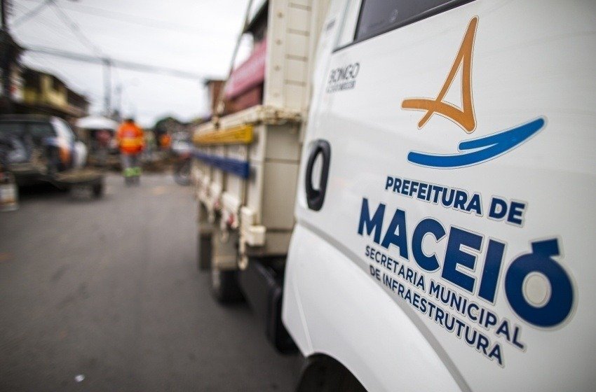 Obra emergencial de drenagem interdita rua no bairro do Farol neste sábado