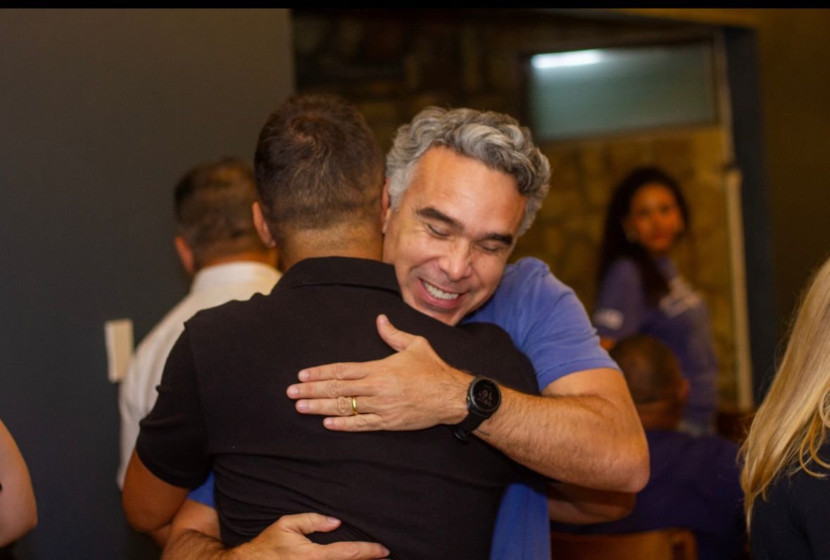 Rafael Brito comemora aprovação de projeto que assegura pagamento do piso a contratados por tempo determinado
