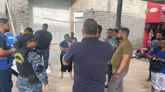 Lojistas reclamam de prejuízos com fechamento de acesso a pedestres, no Centro