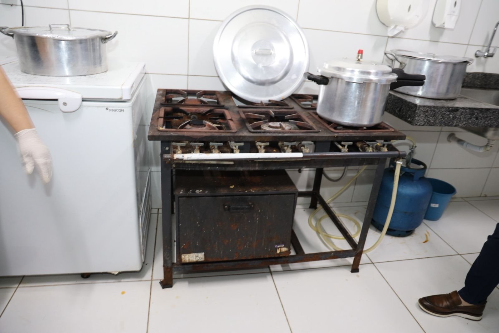 Fiscalização aponta alagamentos e falhas no transporte escolar em escola de Maceió