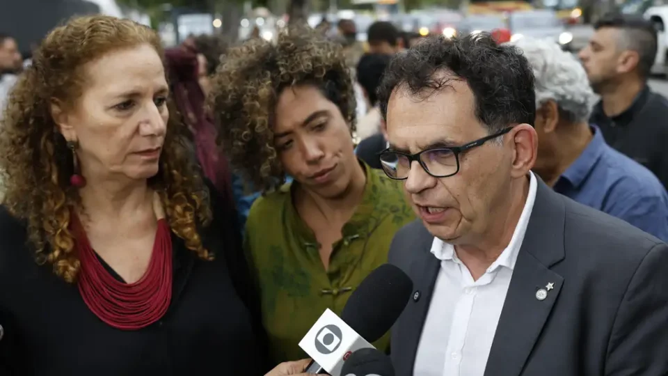 Deputados pedem prisão preventiva de Cláudio Castro após megaoperação no RJ