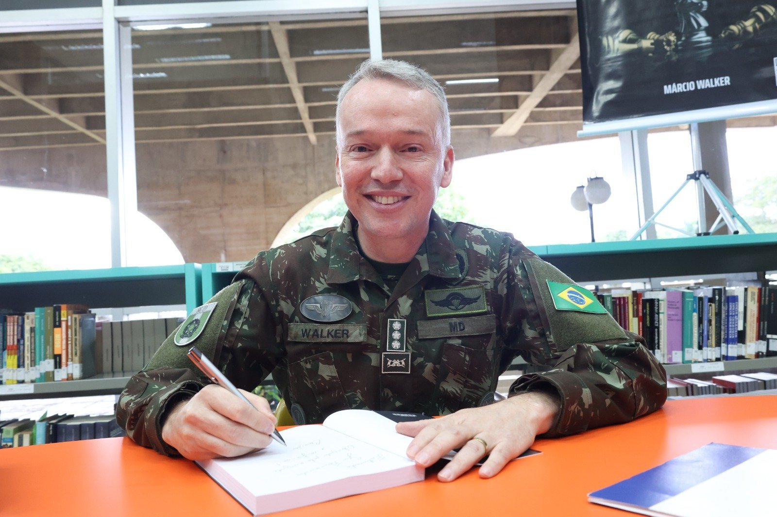 Aula de autoritarismo: coronel Walker e a distorção da liberdade de imprensa