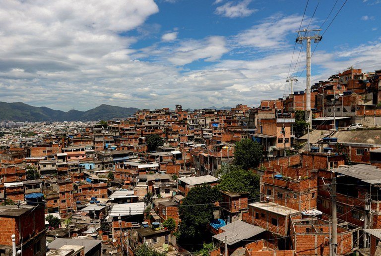 Mais de 1.000 municípios brasileiros ainda convivem com favelas, palafitas e mocambos