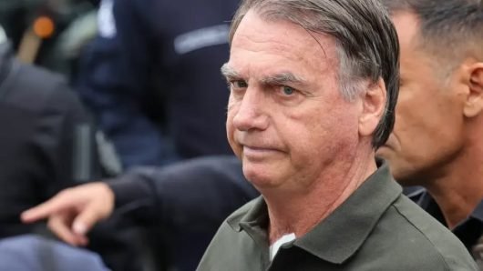 Decisão de Moraes cita violação da tornozeleira de Bolsonaro e risco de fuga