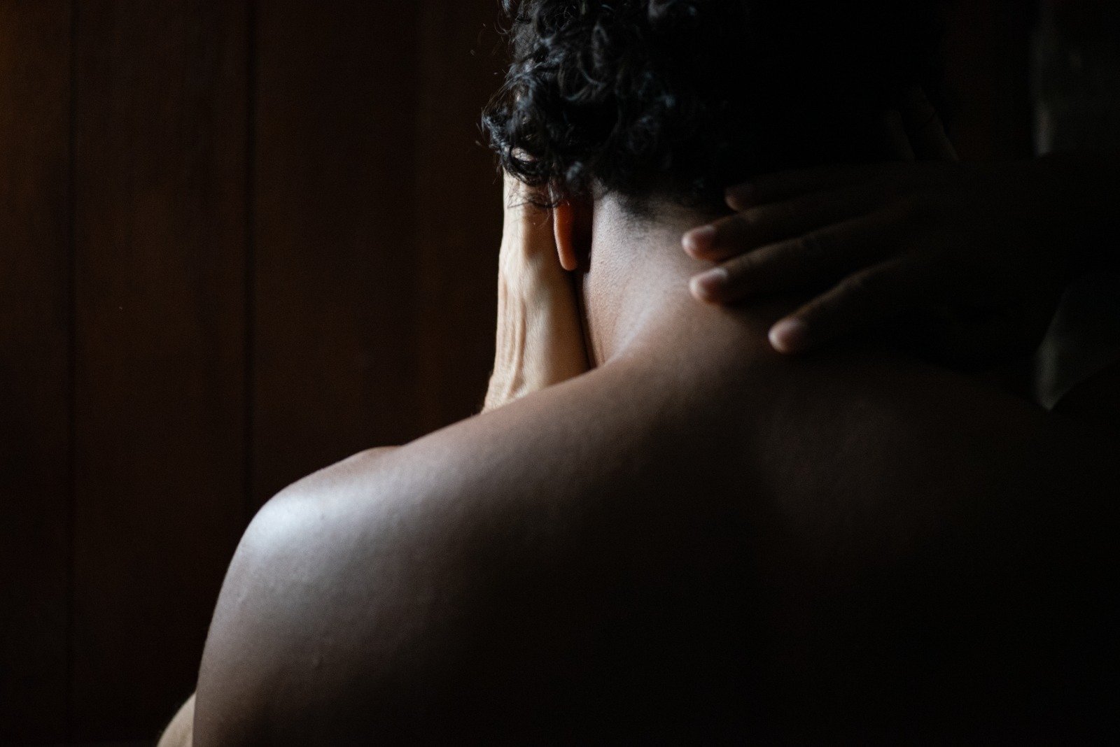 Entre poesia e corpo: Cia do Chapéu lança “Pelos Poros e Pequenos Apelos”