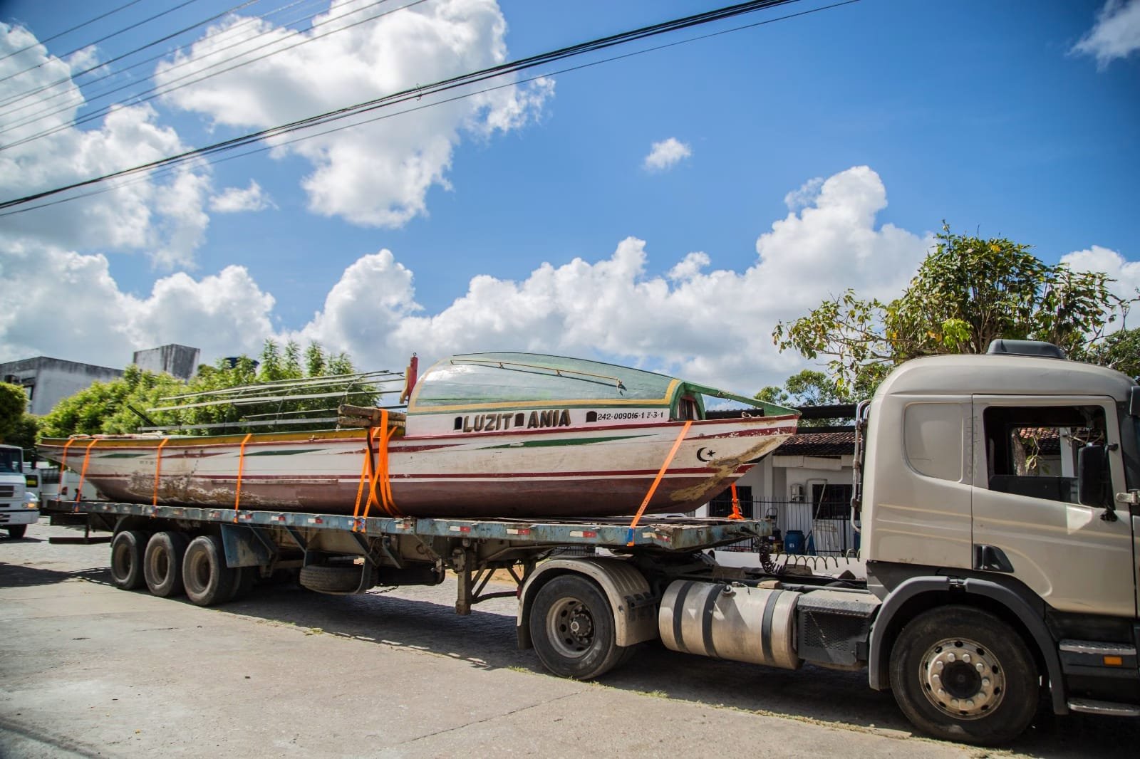 Canoa de tolda Luzitânia, símbolo do Baixo São Francisco, desembarca em Penedo para restauração