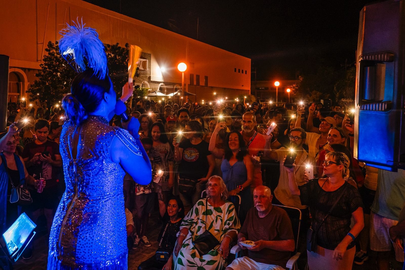 Ivana Iza celebra 30 anos de carreira com festa aberta ao público em frente ao Theatro Homerinho