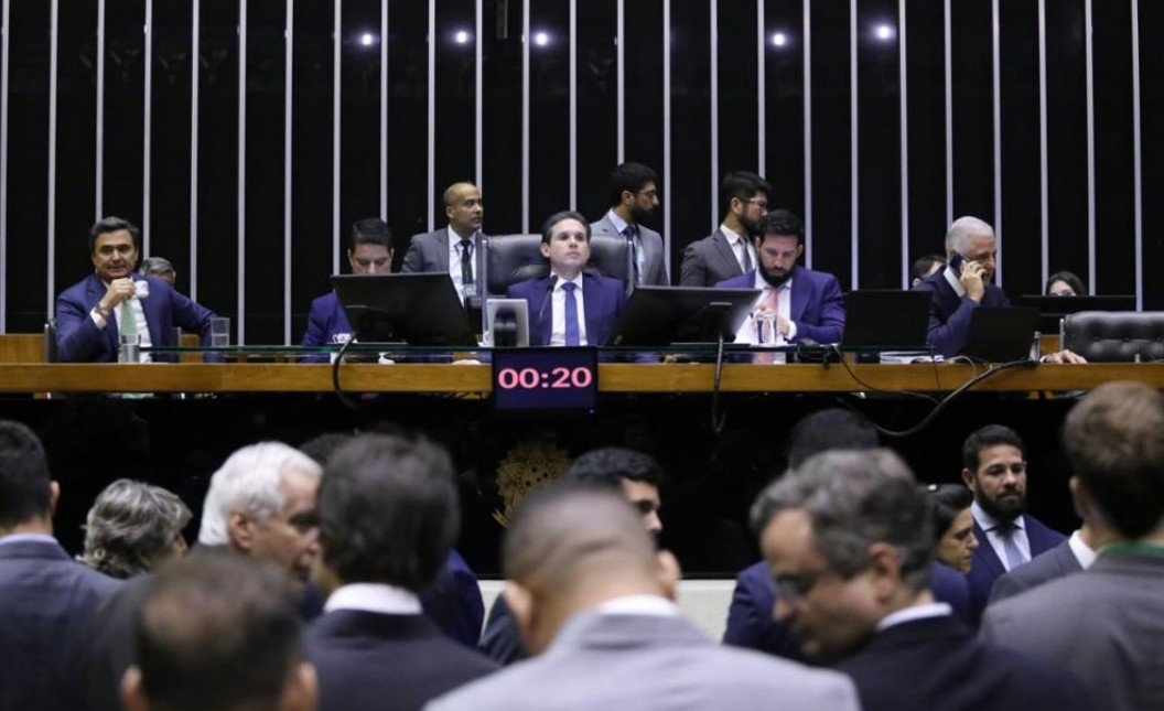 Câmara aprova PL Antifacção com versão desfigurada do deputado Derrite