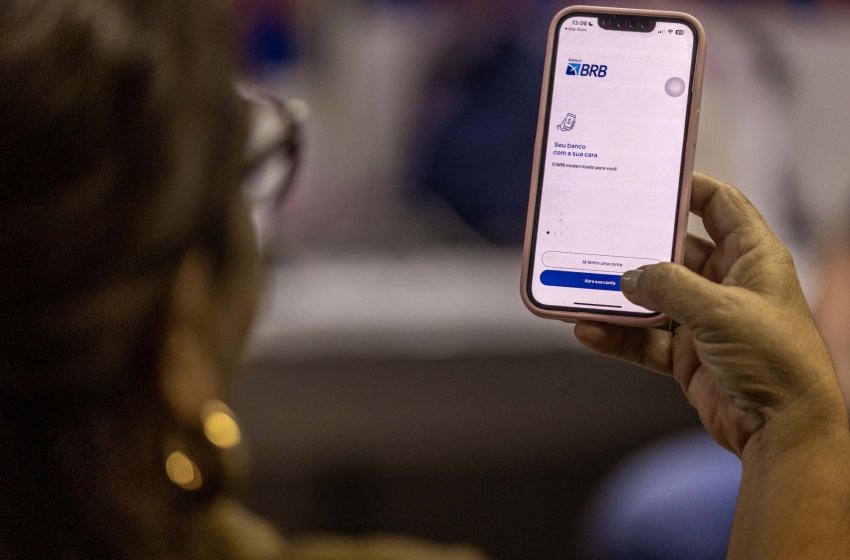 JHC transfere 26 mil contas de servidores para o BRB, alvo de investigação por indícios de crime