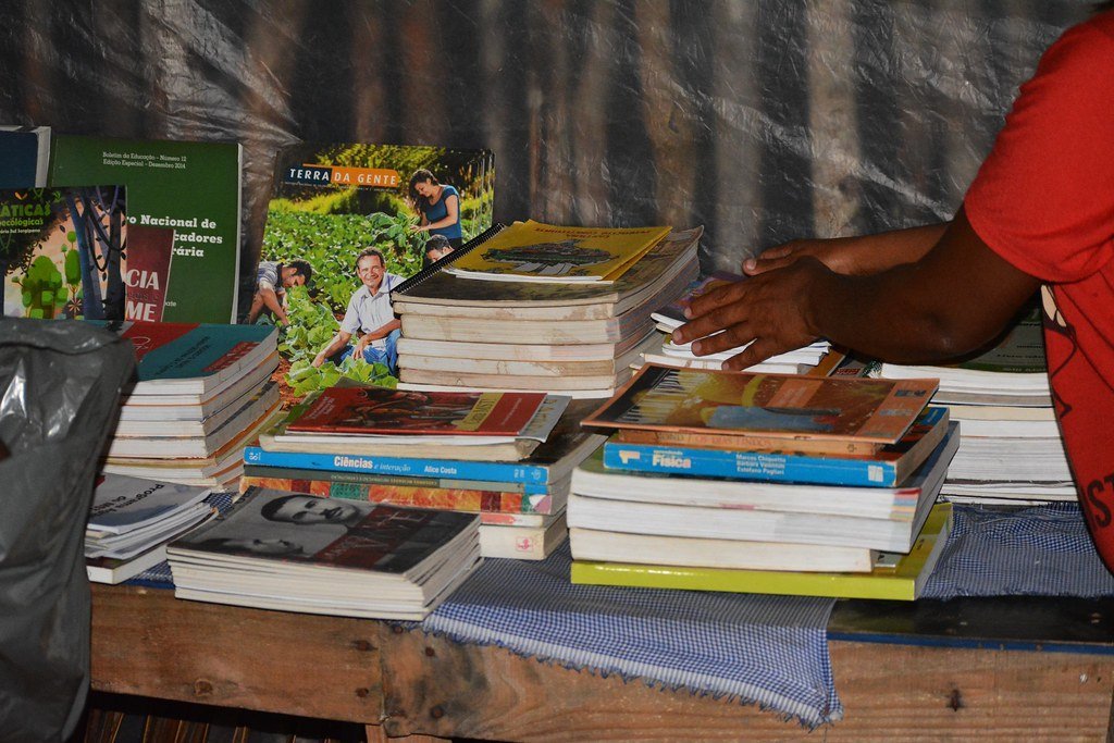 MST inicia campanha de arrecadação de livros em Alagoas: saiba onde doar