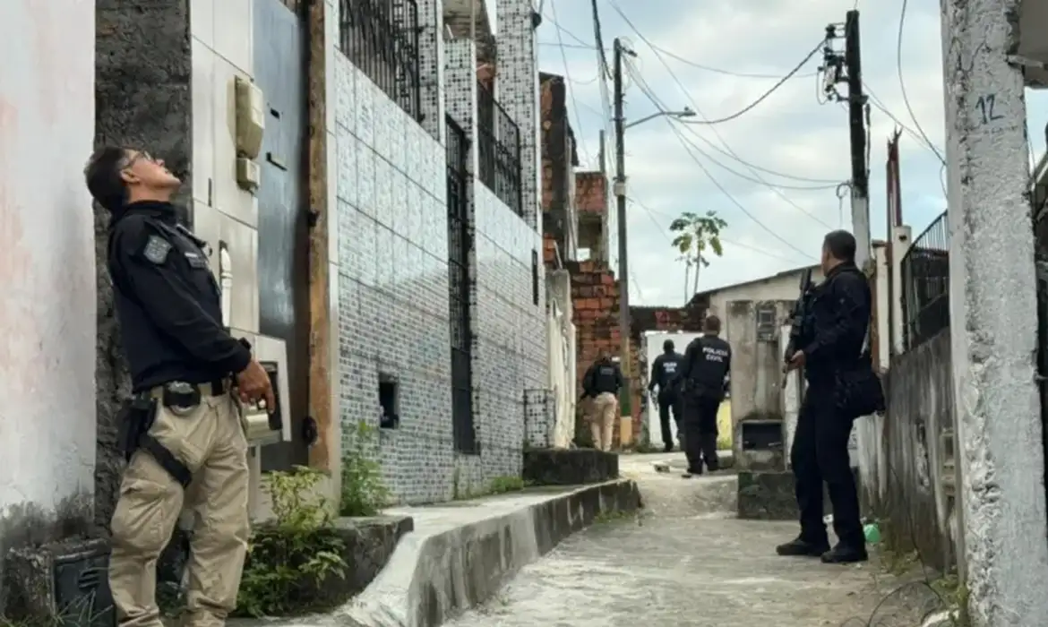 Ação contra o Comando Vermelho na Bahia prende 35 suspeitos; um morre em confronto durante operação