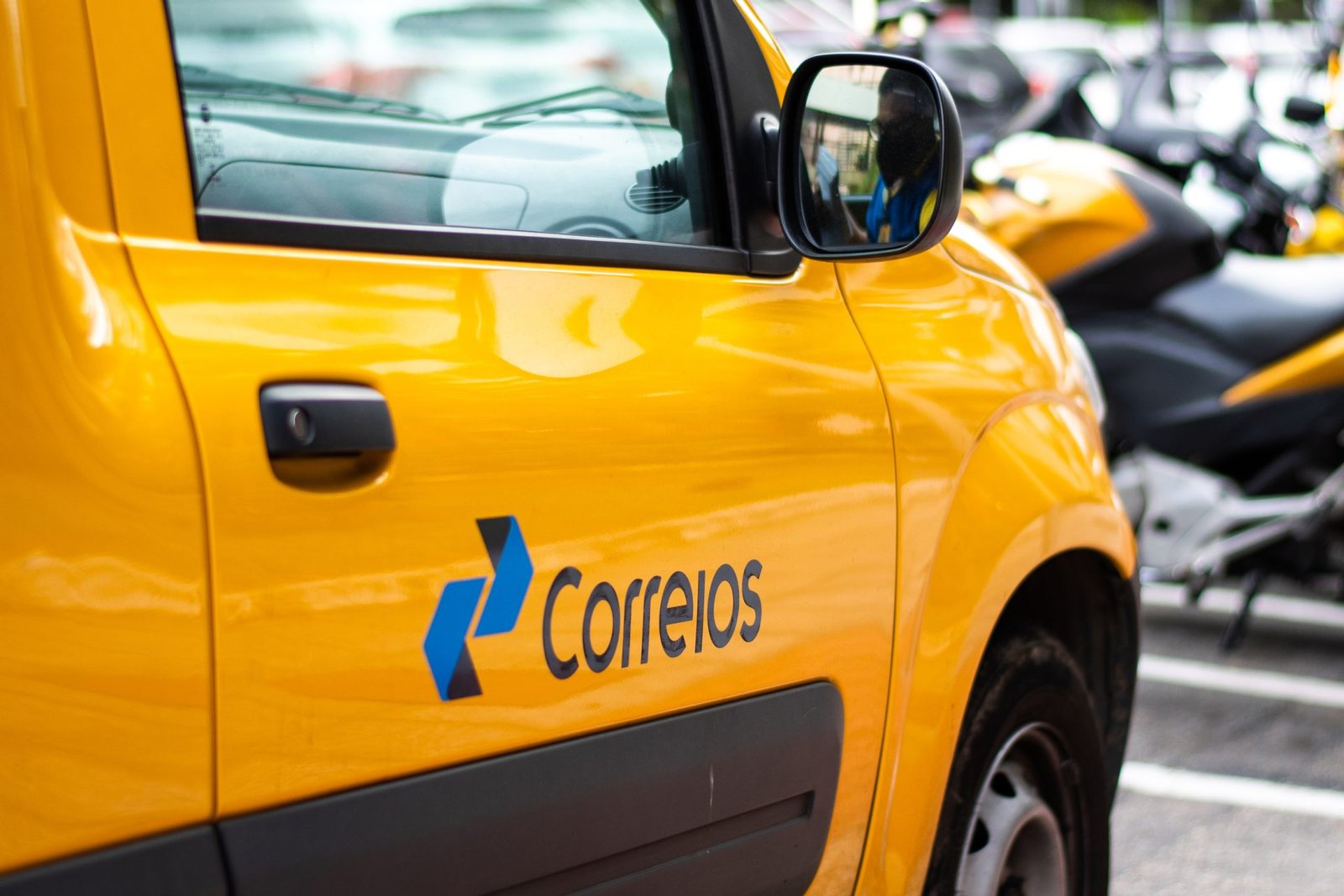 Correios sob ataque: o discurso privatista que a imprensa grande aplaude