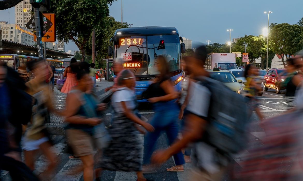 Homens ganhavam em média 15,8% mais que mulheres nas empresas em 2023