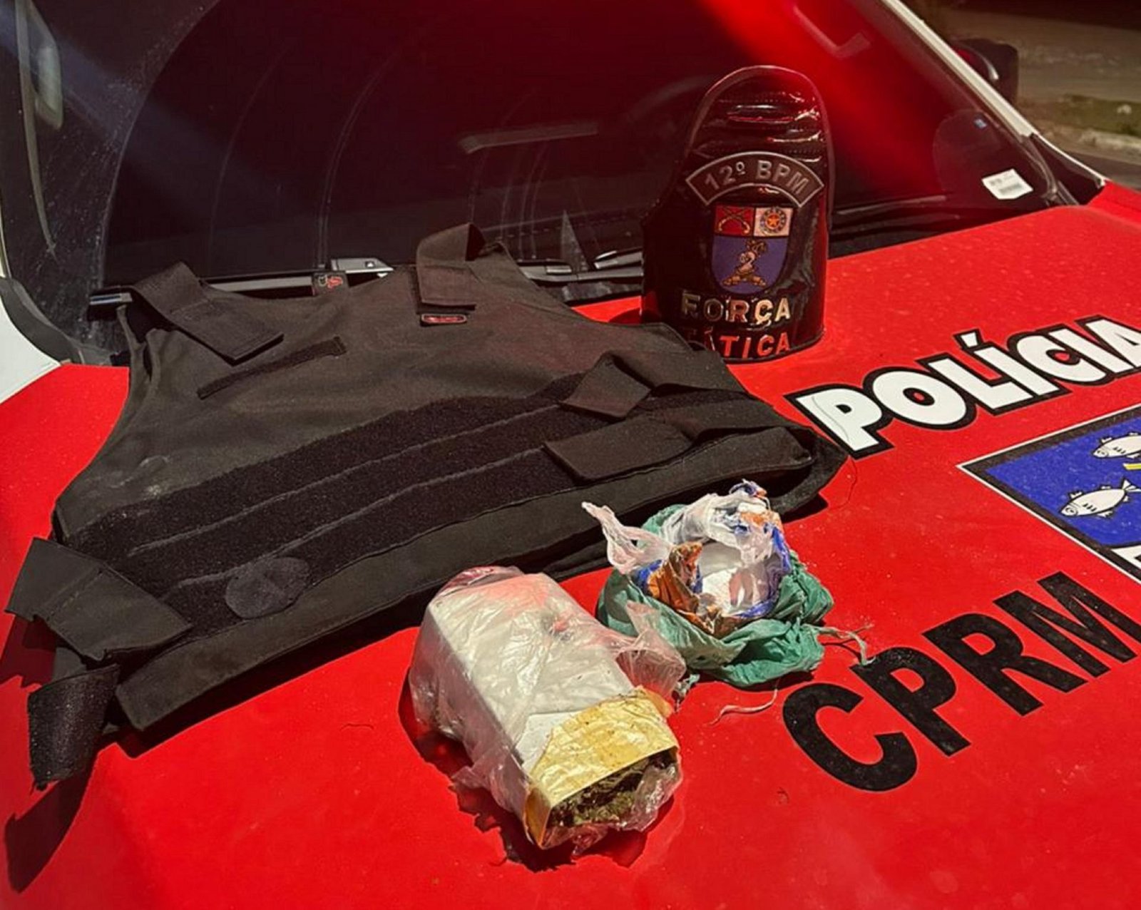 PM prende faccionado do Comando Vermelho com drogas e colete balístico