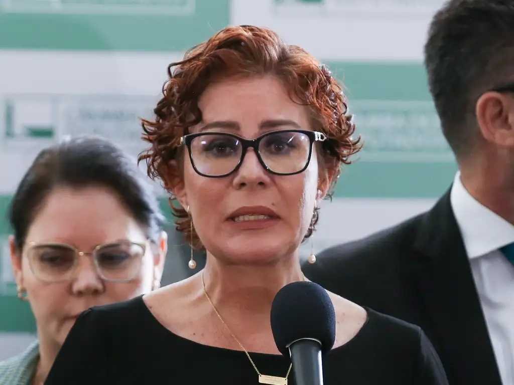 Carla Zambelli renuncia ao mandato de deputada federal em meio a crise política e judicial