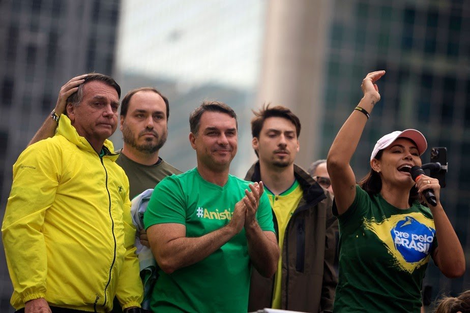 Briga por protagonismo: Michelle Bolsonaro desafia filhos do ex-presidente e divide base bolsonarista