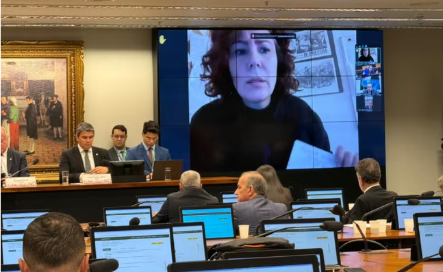 Câmara dos Deputados mantém mandato de Carla Zambelli apesar de condenação pelo STF