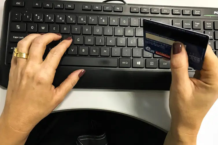 Juros do crédito pessoal e cartão rotativo avançam para as famílias